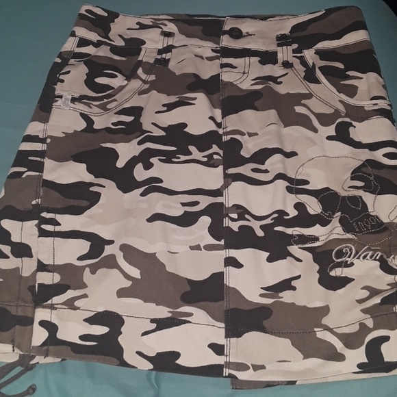 Vans size 5 juniors ladies camo skirt skull - Picture 1 of 4